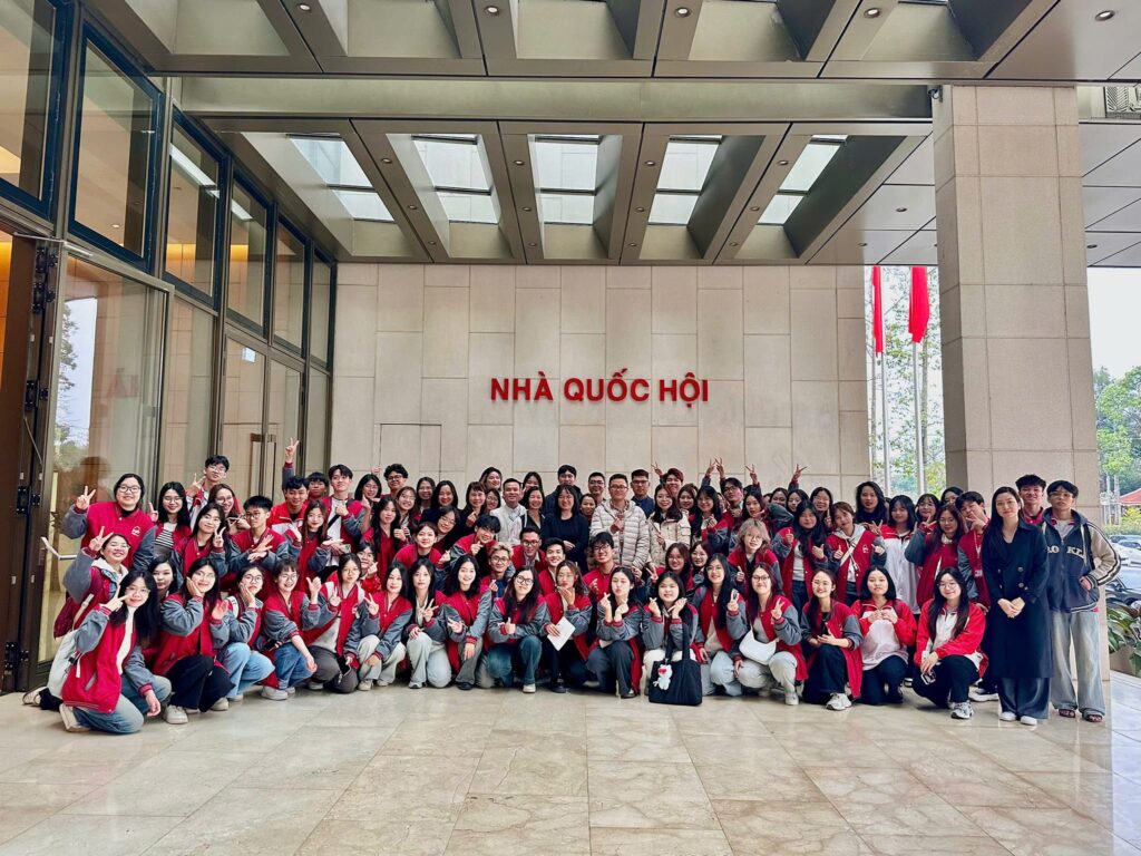 SINH VIÊN KHOA ĐA PHƯƠNG TIỆN THAM QUAN, NGHIÊN CỨU THỰC TẾ TẠI BÁO NHÂN DÂN