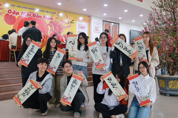 KHAI BÚT ĐẦU XUÂN TẠI PTIT: NÉT CHỮ GỬI GẮM LỜI HẸN ƯỚC CHO MỘT NĂM BỨT PHÁ.