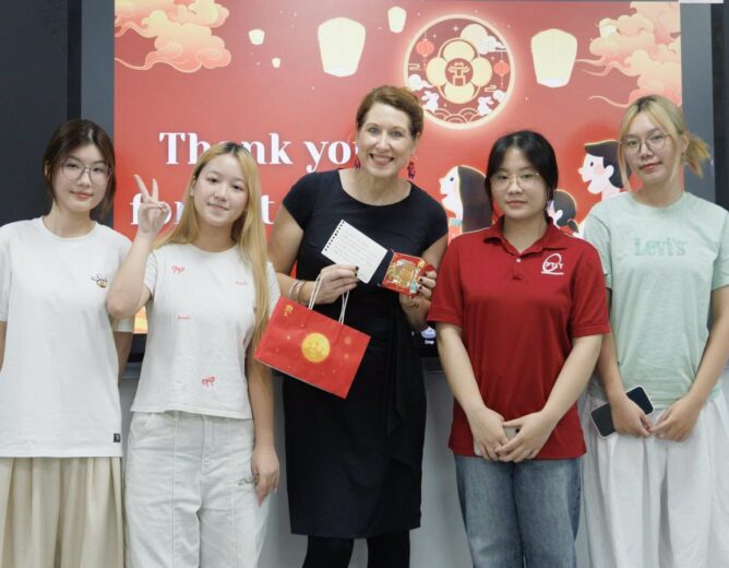 PTIT x QUT: Khép lại tuần học Thiết kế đồ họa cơ bản cùng Giáo sư Lisa Scharoun