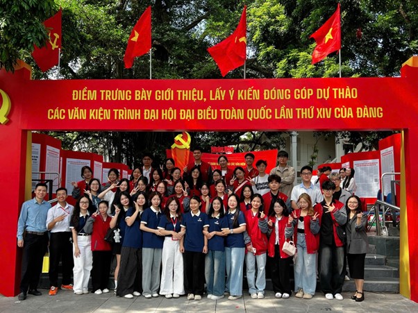 STUDENTS OF THE FACULTY OF MULTIMEDIA EXPLORE THE EXHIBITION SPACE AT NHAN DAN NEWSPAPER