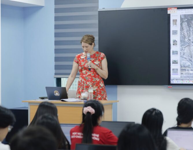 PTIT x QUT: Sinh viên D25 Truyền thông đa phương tiện CLC hào hứng tham gia buổi học cùng Giáo sư Lisa Scharoun
